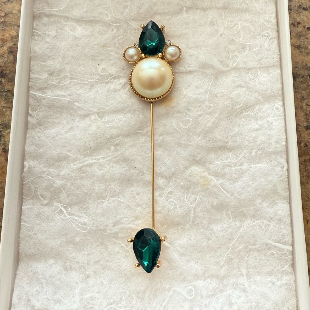 Elegant Gold and Green Richelieu Signed Brooch Pin